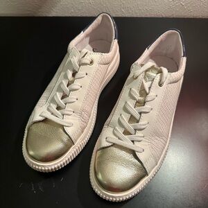 Sofft Fianna White Croc-Detail Tennis Shoes – Gold & Navy Accents – Like New 🤍